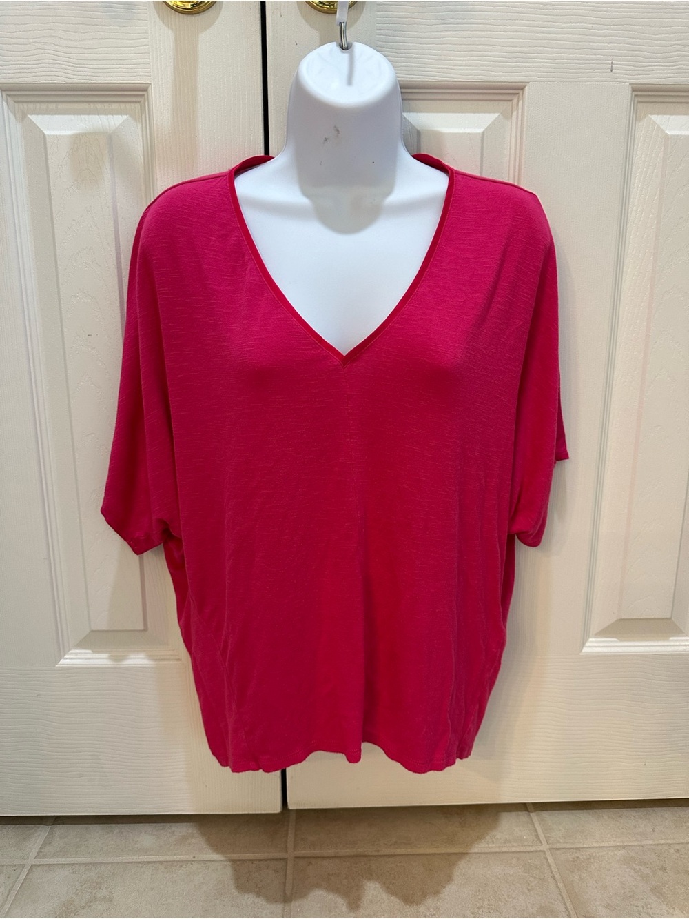 White House Black Market Bright Fuchsia V-Neck Short Sleeve Top